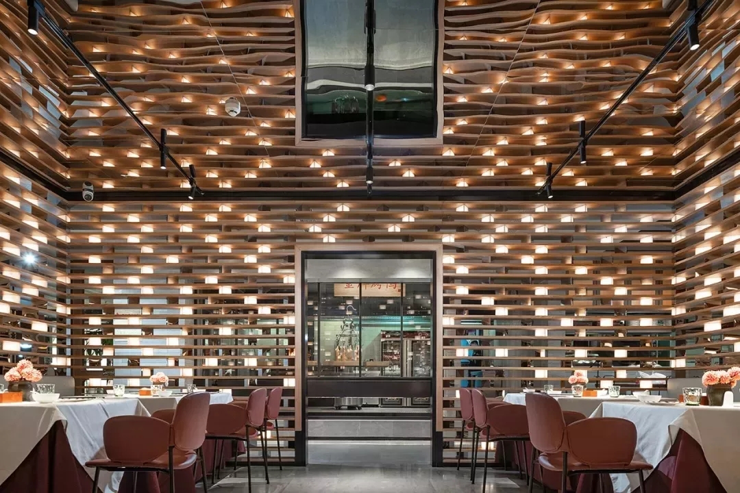 岑溪大鸭梨烤鸭店以全新的餐饮空间设计，冲破品牌桎梏，重塑品牌形象