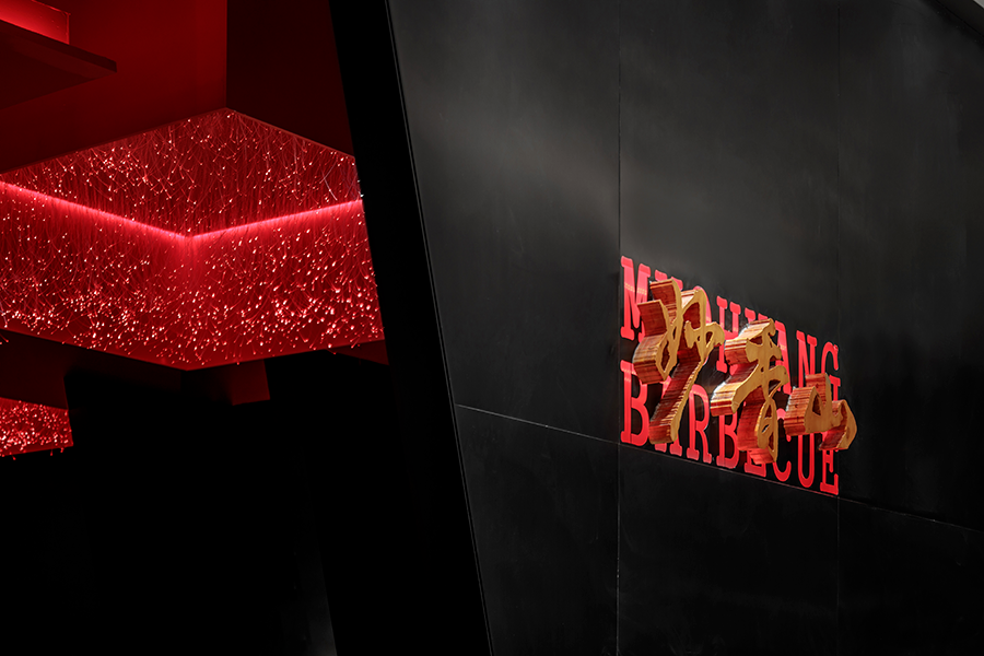 岑溪这家烤肉店的餐饮空间设计，俨然是红与黑的世界